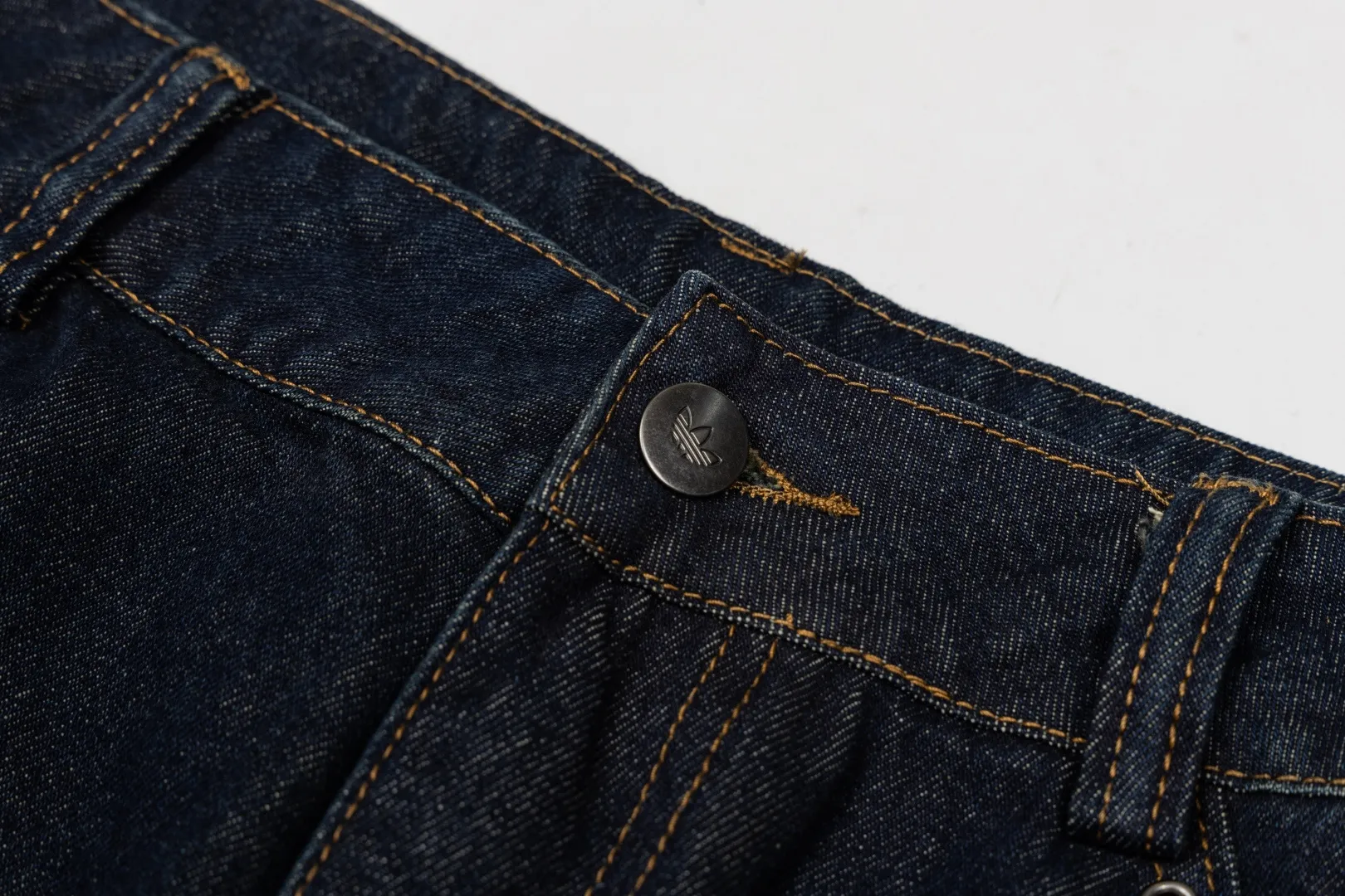 Adidas Clover Valentine's Day limited casual pure cotton denim loose sports scimitar pants 🖤Dark Blue washed jeans are stiff and durable, and the skull and love embroidery on the back are super recognizable✨ 👖The wide-leg pants have an amazing drape, and the high-waist design covers the flesh and straightens the legs, and the pear-shaped figure can be worn with eyes closed👍 💘The whole set is eye-catching when worn on a date, and the American retro atmosphere is full, and it is super sweet for couples🎀 Item No.: KT 6365 Color: Dark Blue Size: Xs-2XL